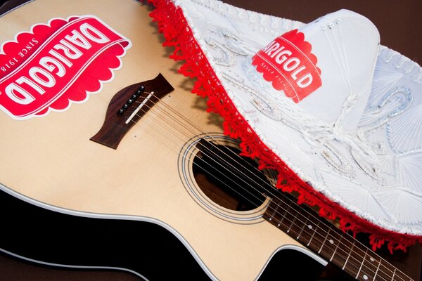 Gitara z logo i białym kapeluszem