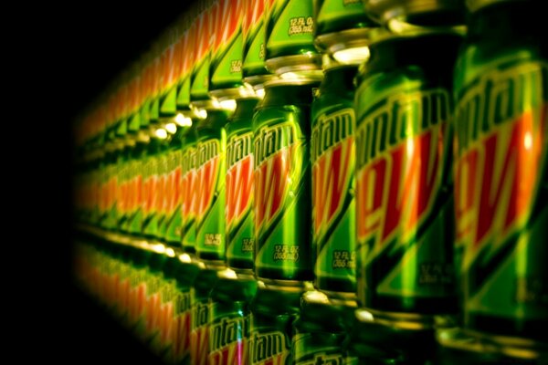 Napój Mount DEW na czarnym tle