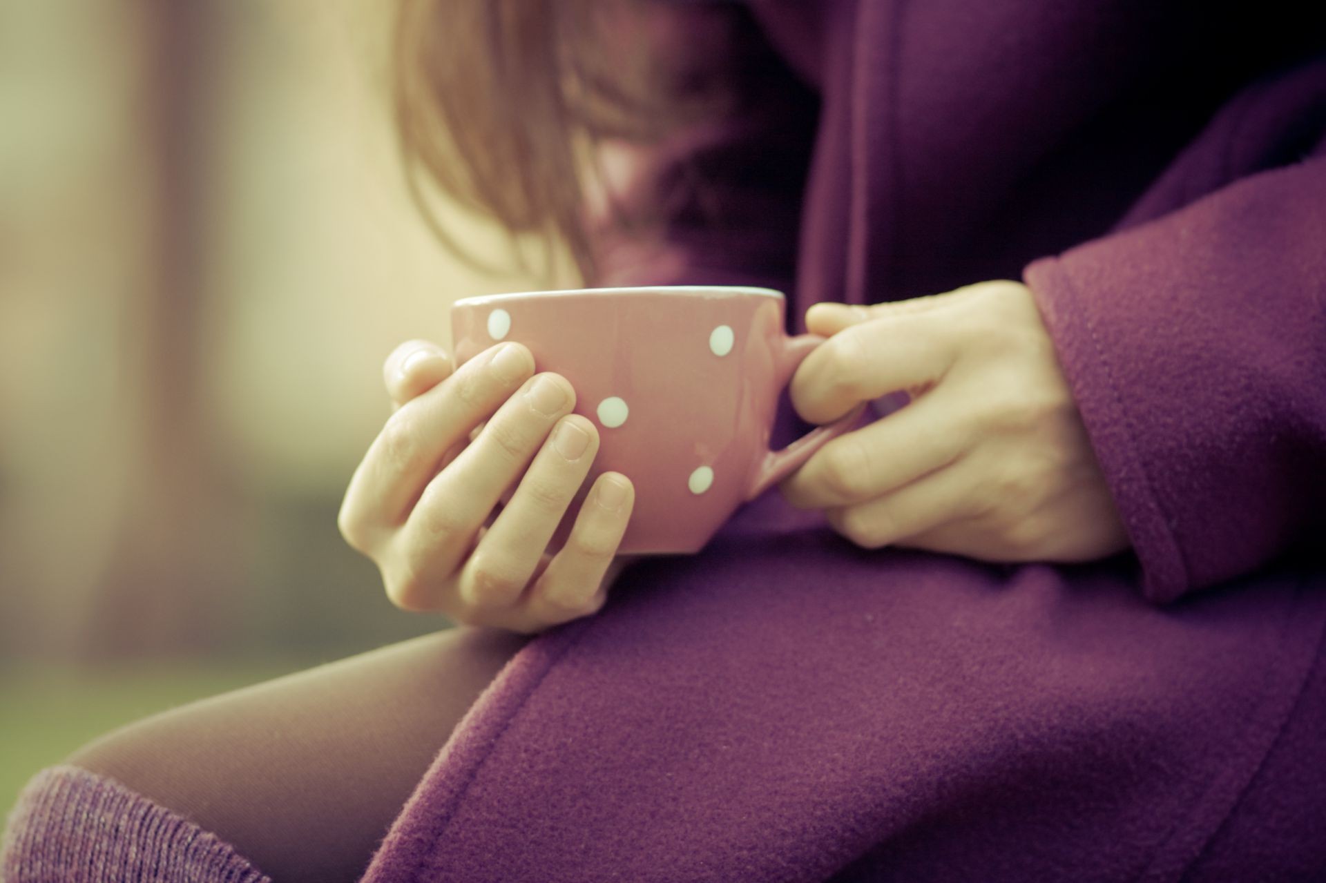 kobieta dziewczyna relaks kryty odpoczynek dorosły ręce pojedynczy rodzina pokój macierzyński medycyna