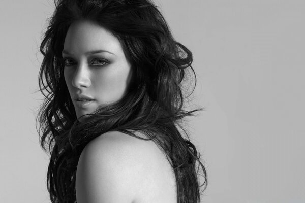 Model brunetka na szarym tle