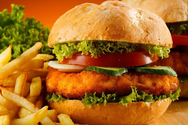 Burger z frytkami z kurczaka