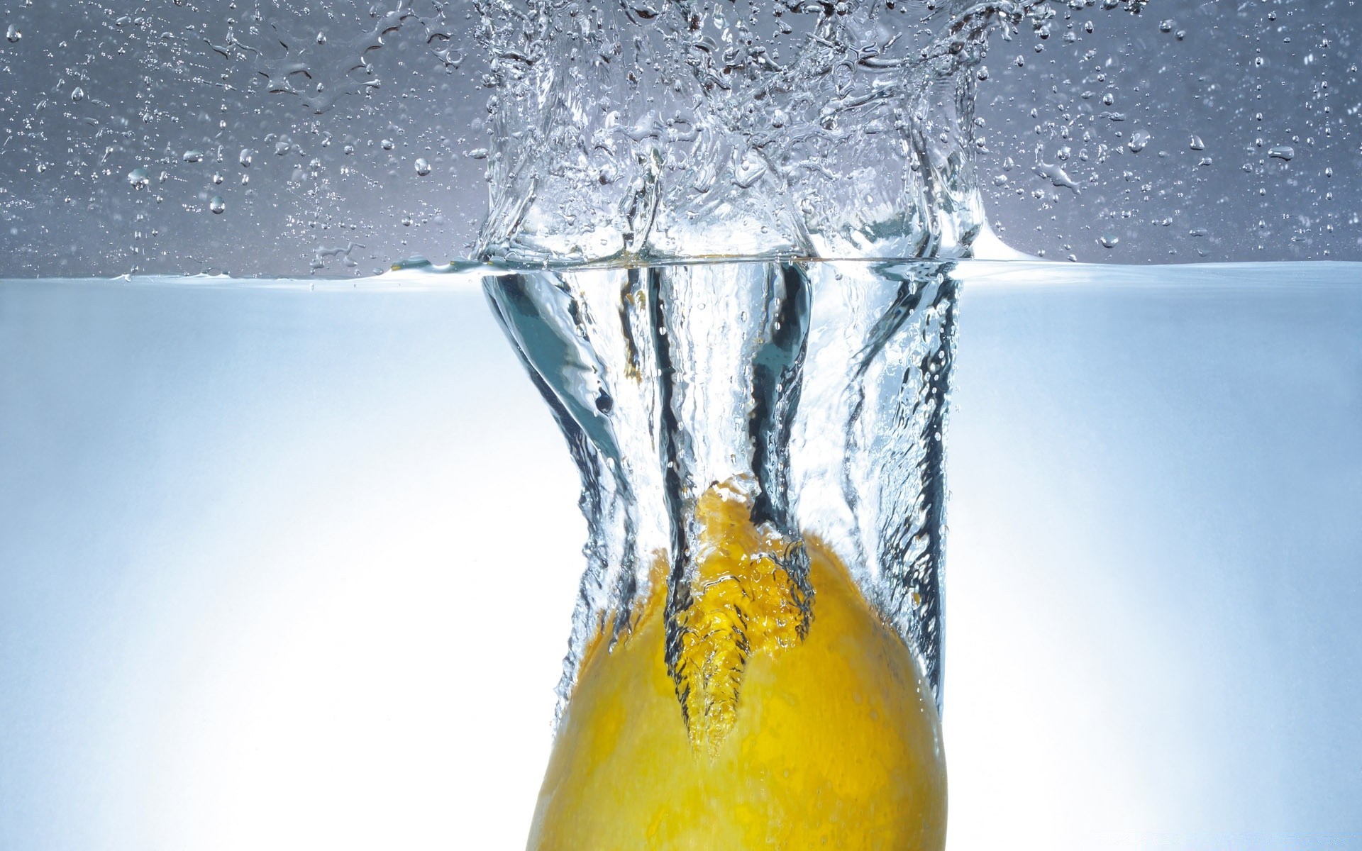 kropelki i woda zimna mokra szklana woda napój płyn splash bubble ice drop cool pragnienie czystość czyste musujące mrożone podwodne odświeżanie ruchu