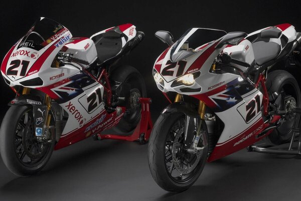 Dwa sportowe motocykle Na Ciemnym tle