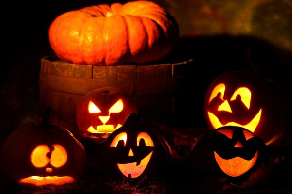 Święto Halloween i dynie z różnymi emotikonami