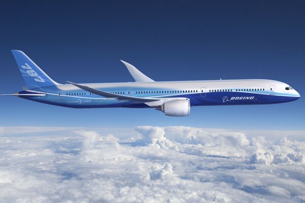 Samolot Boeing na niebie leci