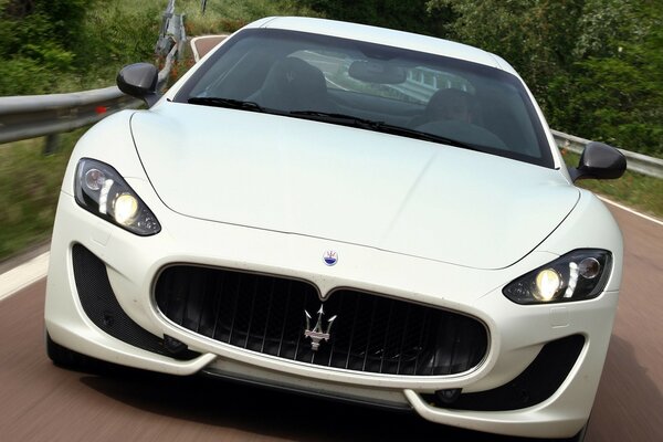 Biały samochód sportowy maserati ściga dziewczyny