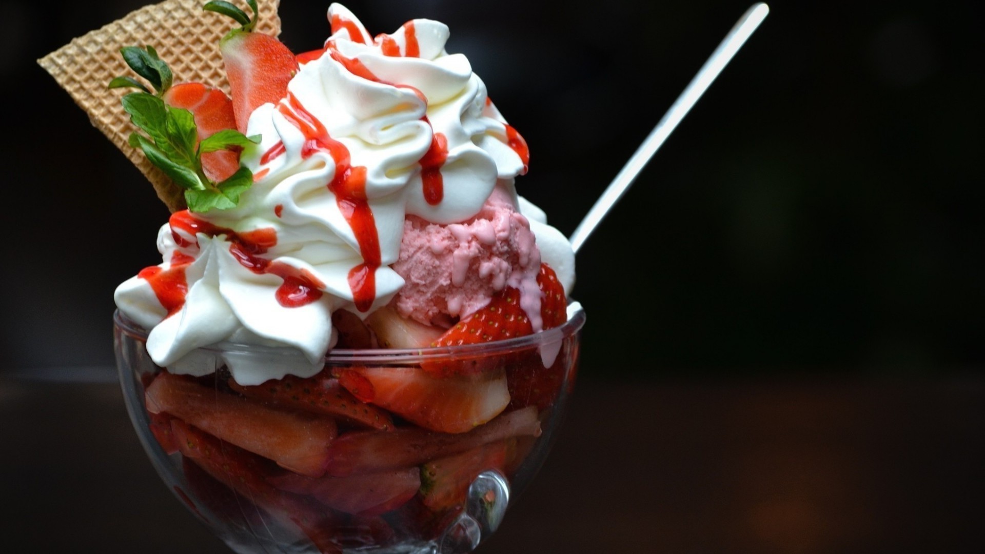 krem słodka czekolada wanilia pyszne owoce jedzenie truskawkowy lód kremowy orzeźwienie cukier nabiał jagoda bita śmietana miarka zimny mrożony miętowy