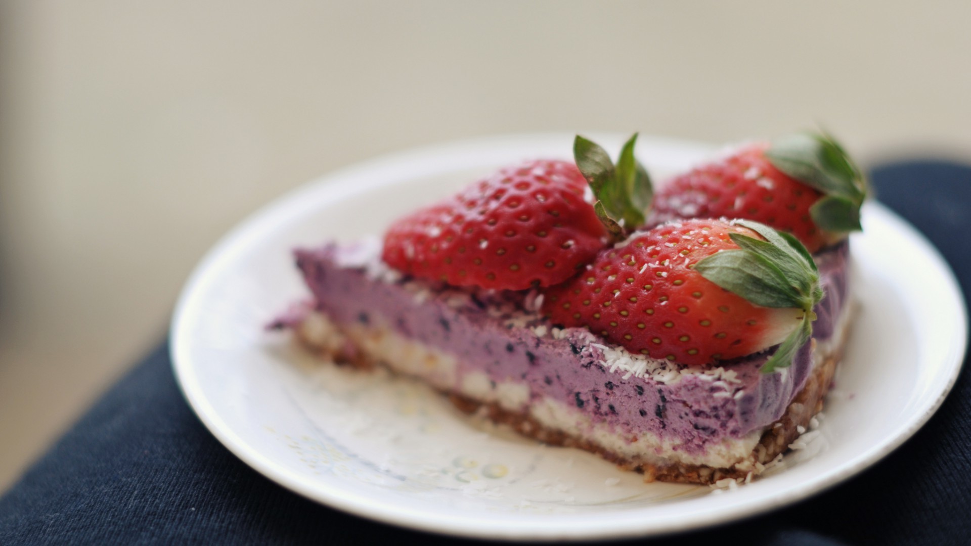 jedzenie pyszne śniadanie truskawkowy słodki owoc czekolada jagoda krem płyta ciasto orzeźwienie