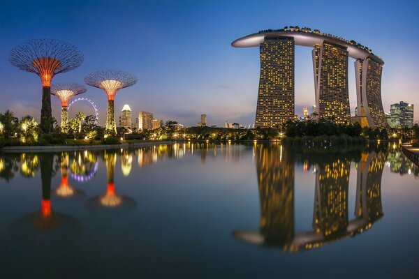 Odbicie drapaczy chmur w stawie miejskim. Miasto Singapur