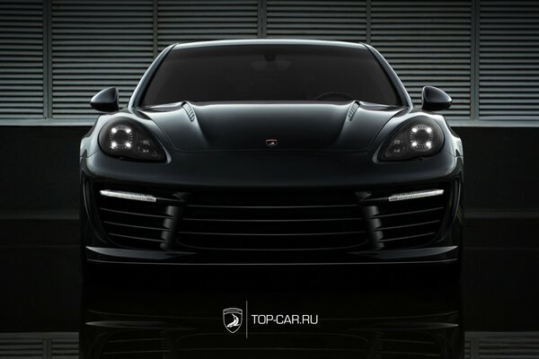 Czarny agresywny Porsche w budynku
