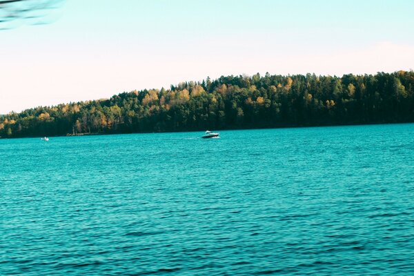 Rejs statkiem po turkusowej wodzie