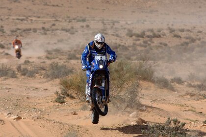 Fajne wyścigi motocyklowe w warunkach pustynnych