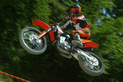 Ekstremalny skok na motocyklu w ekwipunku