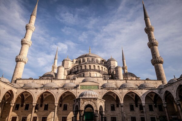 Katedra jak Taj Mahal ale większa i dłuższa