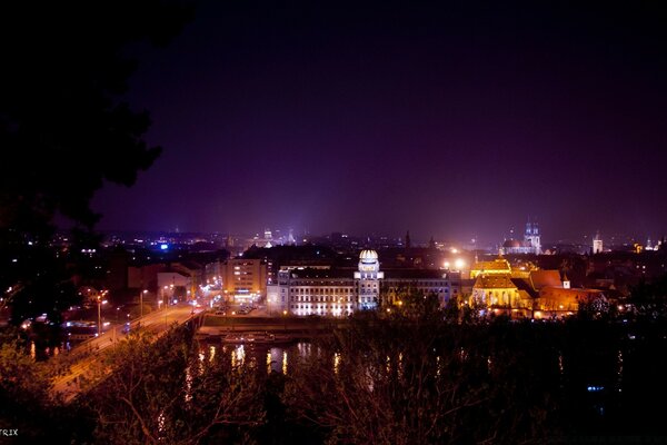 Nocne miasto w jasnych światłach krajobraz